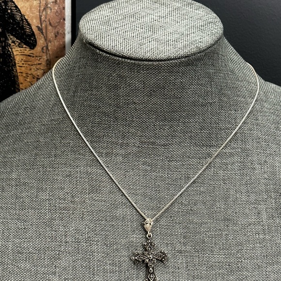 Beautiful Vintage 925 Silver & Marcasite Cross on a 925 box Chain - Picture 3 of 8